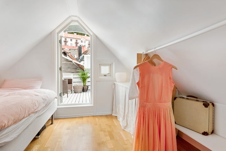 Spálňa 2 s dverami vedúcimi k verande. Posteľ pre jednu osobu alebo pár. Možnosť prístelky