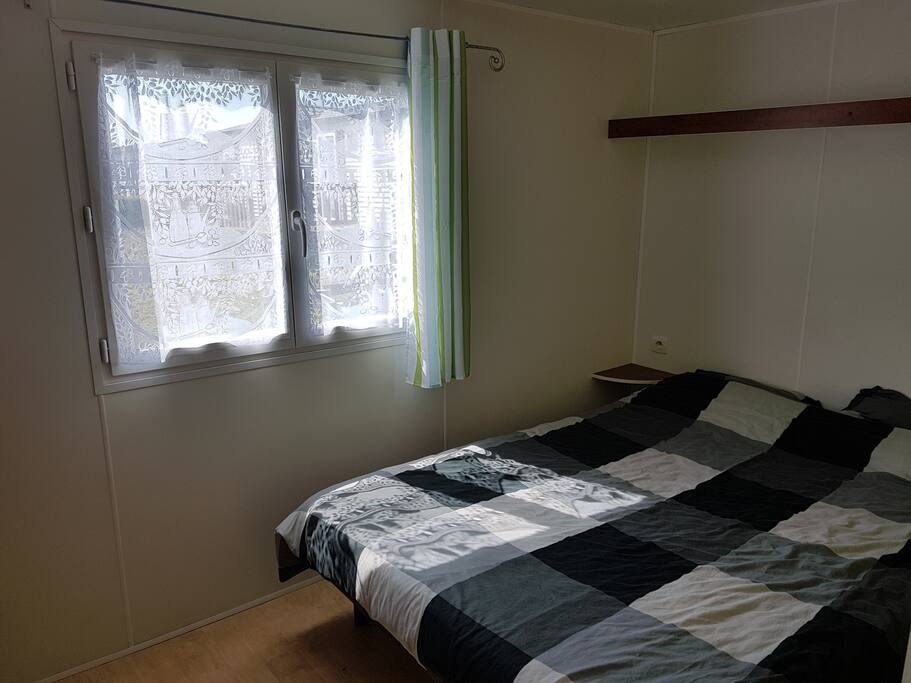 1 chambre avec 1 lit 140