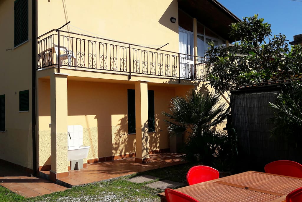 Casa con piantereno e piano primo, tre unita immobiliare nella casa, parte giardino privato di 146 mt.