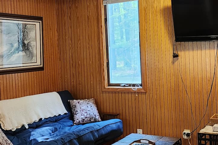 Futon za dvije osobe koji se može rasklopiti u bračni krevet. Dodatne plahte nalaze se u ladicama u spavaćoj sobi.

Igre i zagonetke u izobilju!

Streaming je dostupan 