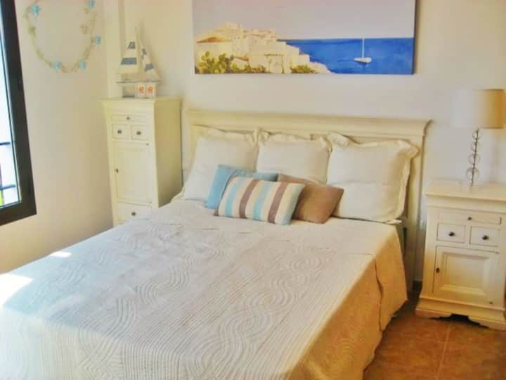 El dormitorio principal es bastante grande y tiene armarios de pared (no se ven en las fotos).