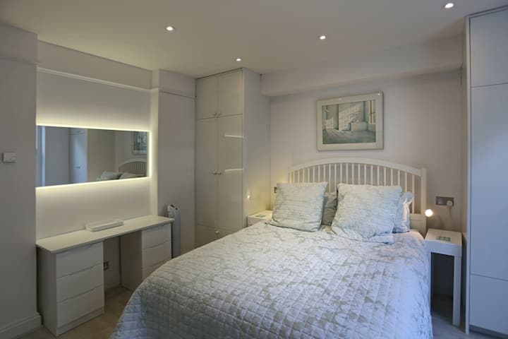 חדר שינה קדמי בקומת הקרקע התחתונה - נוף הפוך, אנחנו אוהבים את המראות המוארות האלה שנמצאות במספר חדרים וחדרי רחצה