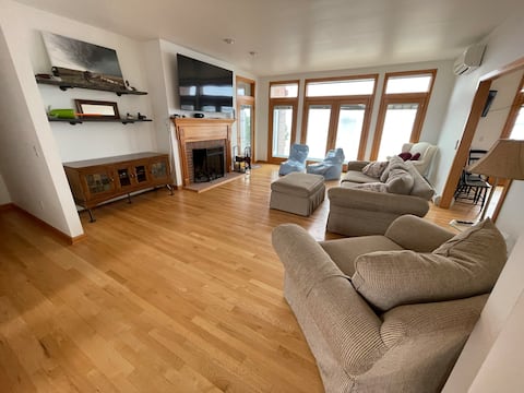 Top Airbnb: Sunset Retreat•Waterfront•Dock•Fire Pit•Sleeps 12 in Salisbury / Eastern Shore