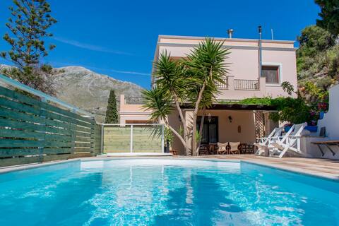 Lovely villa with pool near beach-