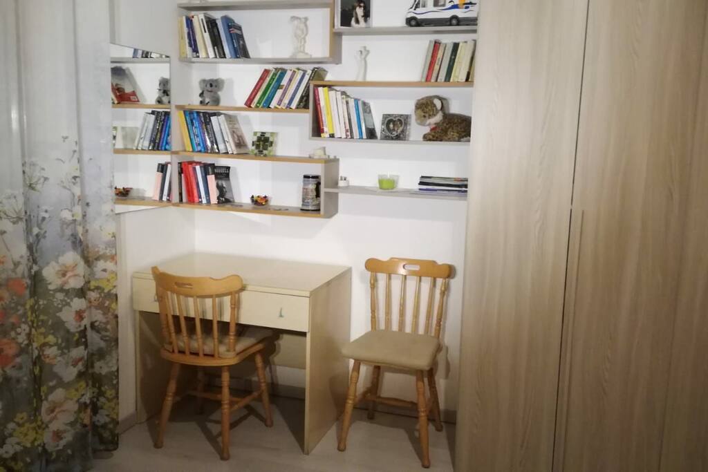 Desk + 2 chairs