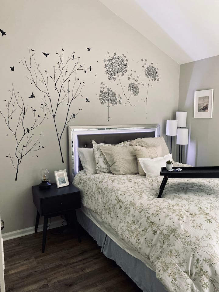 Spálňa pre hostí č.2 (na prízemí) s manželským matracom veľkosti Euro-hybrid a dvoma skriňami. Malá súkromná terasa umiestnená cez francúzske dvere. Spoločná kúpeľňa na prízemí s vaňou/sprchovacím kútom. 