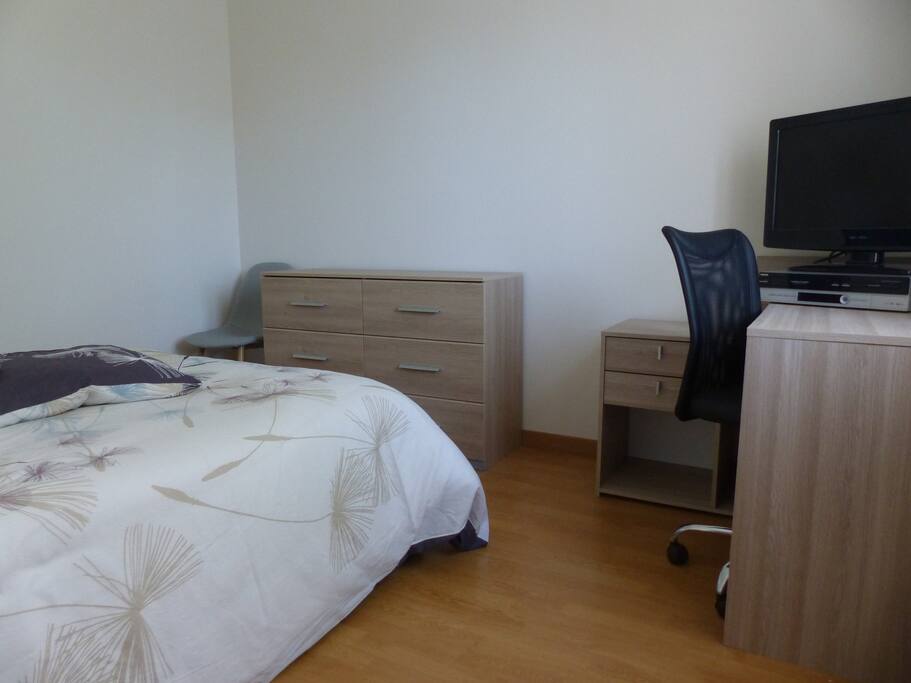 chambre avec espace informatique, TV, wifi