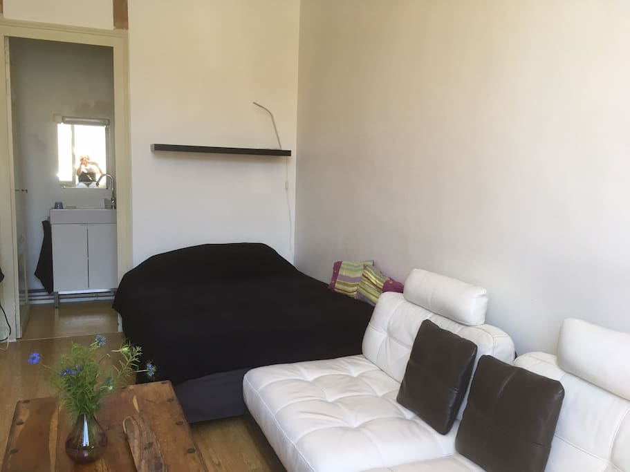 Cosy ... canapé cuir pour se reposer après une bonne journée de balade dans Bordeaux