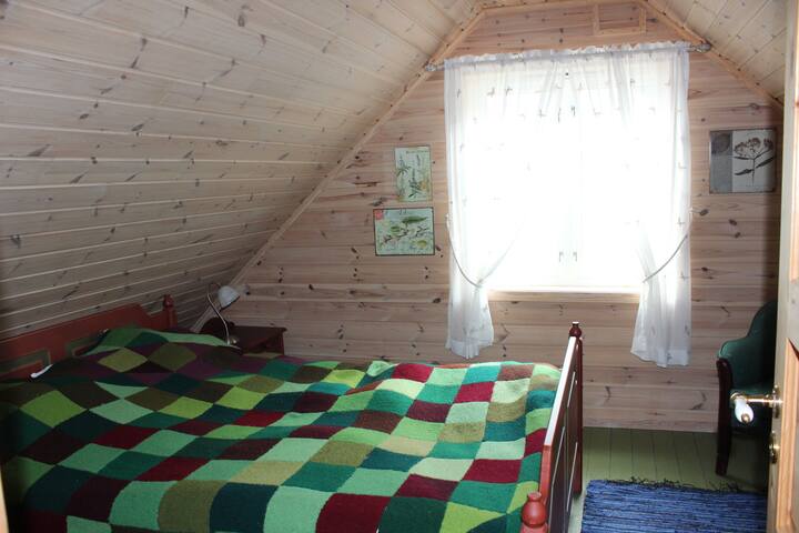 Dhoma e gjumit numër 2, një krevat dopio "queen".