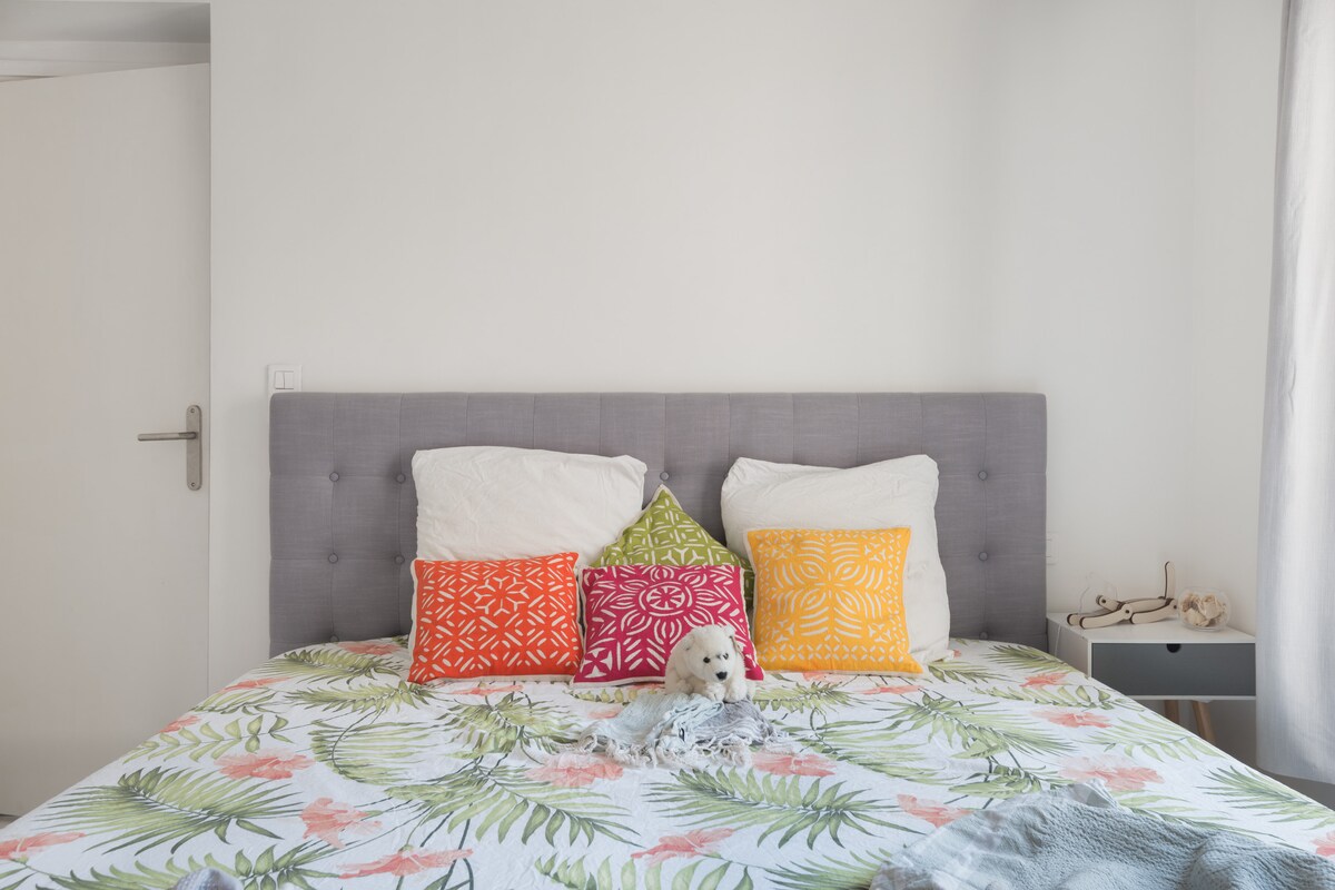 Chambre avec un lit queen size - 180厘米donnant sur cour calme, exposition Est/卧室，配有标准双人床- 180厘米床，窗户位于安静的方形，东曝光