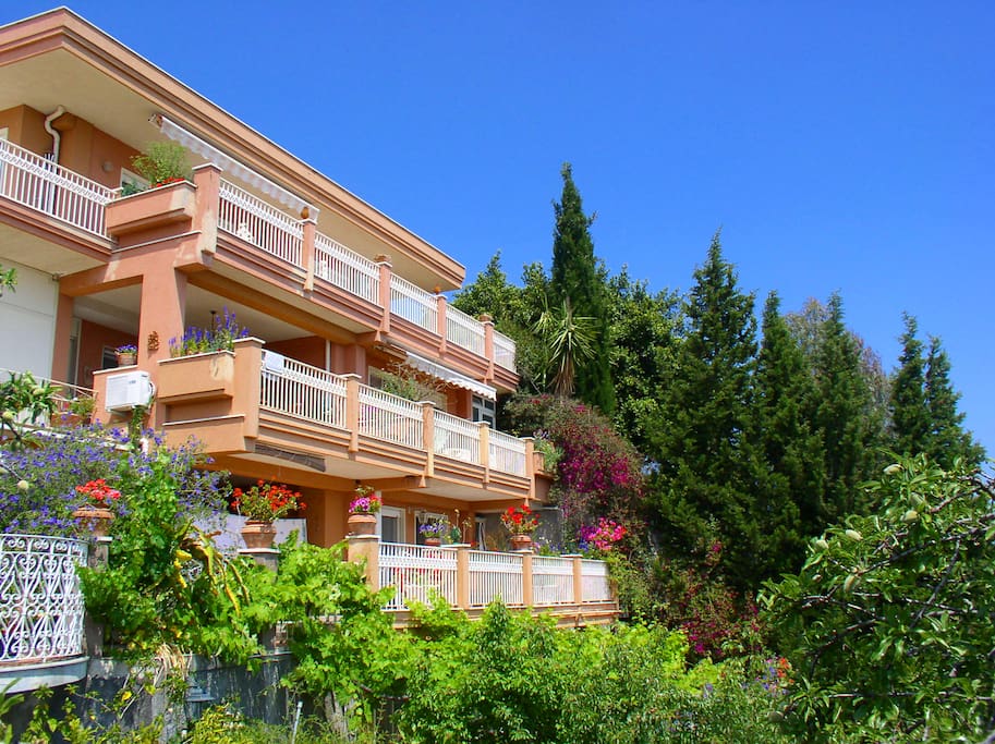 Il Residence visto dal giardino