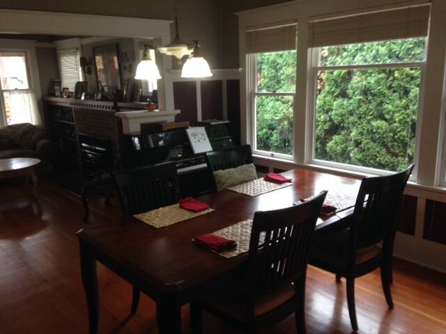 2BR Renovated Craftsman by Sellwood Park gallery image 4