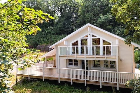 5* Woodland Lodge / Hot Tub / Dogs / Beach / Golf