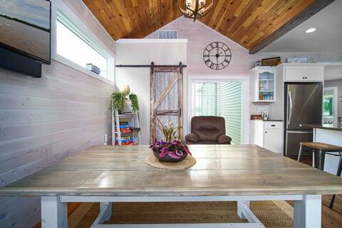 Waterfront Cottage, Amazing sunsets, Kayaks, Pier