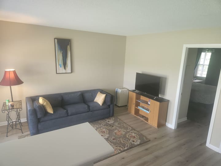 2nd Floor, Lake View!
Efficiency Apartment. - Kingston, TN