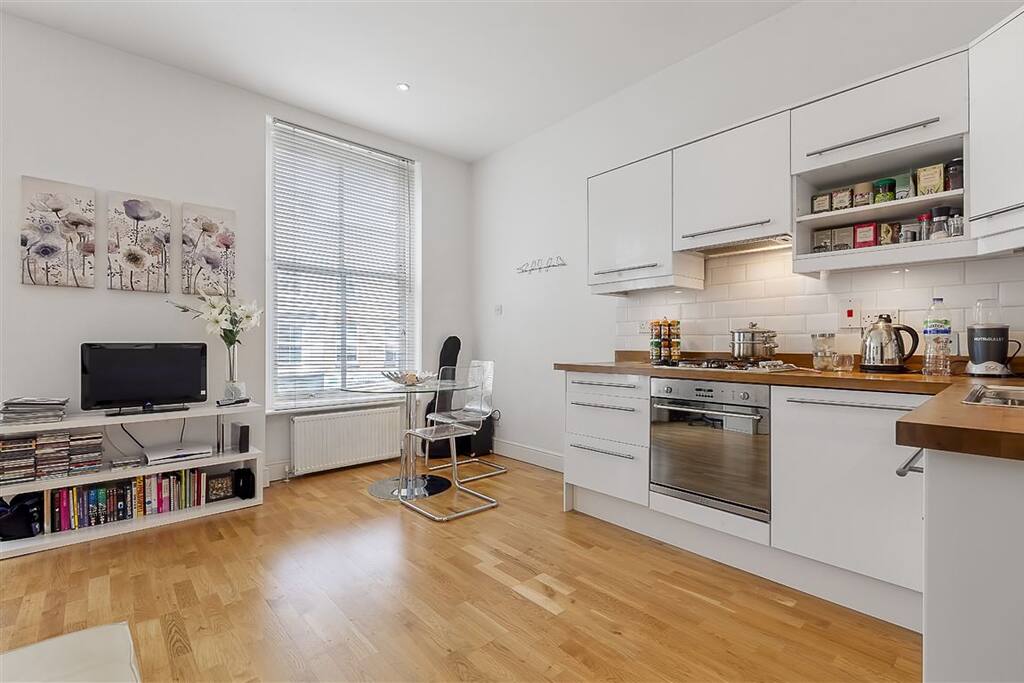 Living area/kitchen