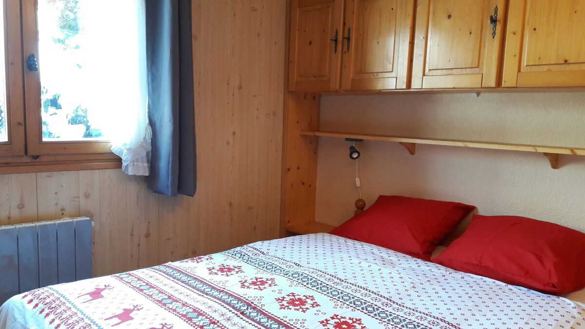 Dhomë gjumi me dollapë të mëdhenj