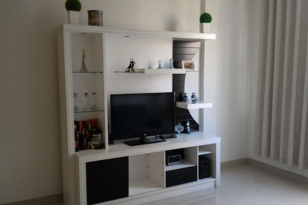 Sala com TV a cabo