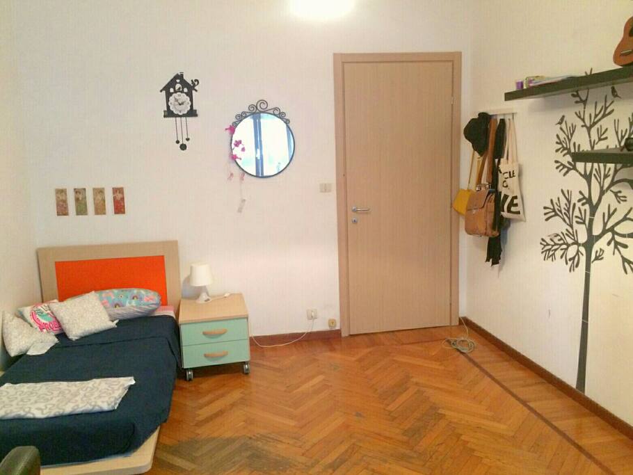 Lo specchio tondo non è più presente nella stanza