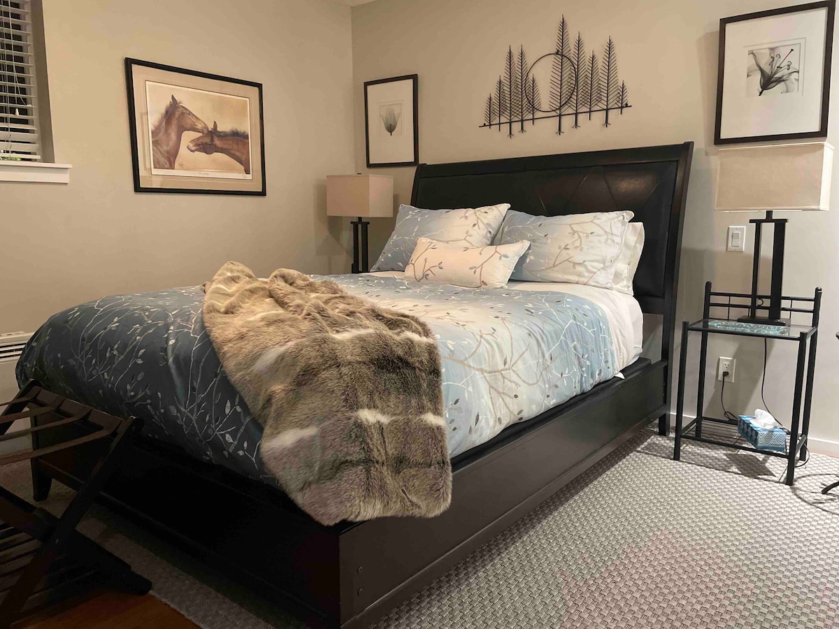 New  Queen size bed  and luxurious mattress with cozy bedding for the Emmy cottage studio cottage. 