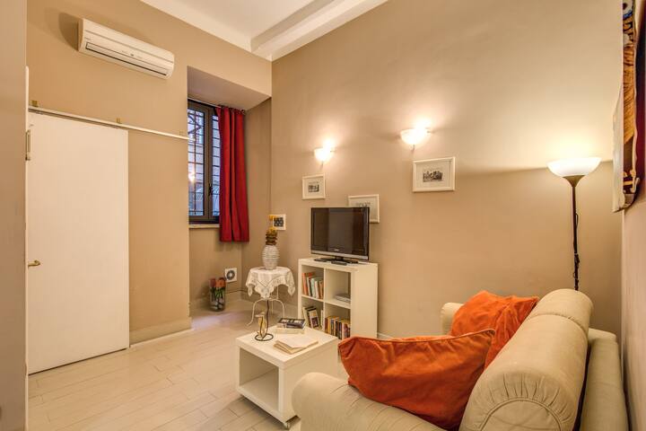 Comfy at the Coliseum Vacation Home Away from Home gallery image 3