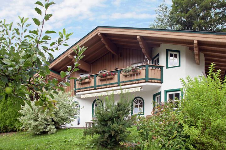 Sunny, spacious apartment for up to 6 guests!