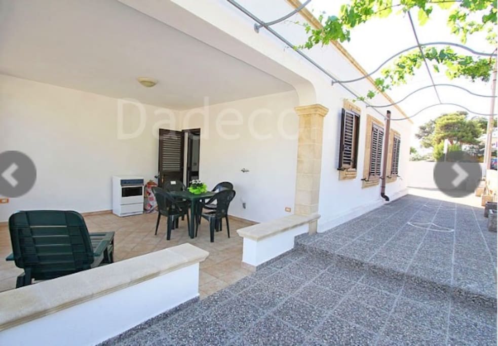 Veranda con secondo piano cottura tavolo ,sedie e sdraio