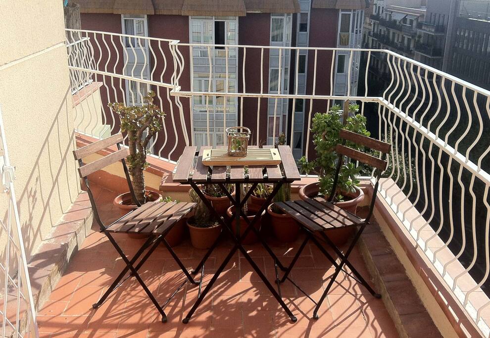 Pequeña terraza privada. Muy soleada y con vistas