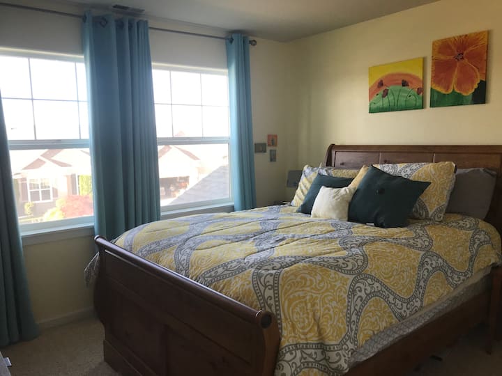 Собата Happy Bird нуди брачен кревет (широк 150-179 см). 