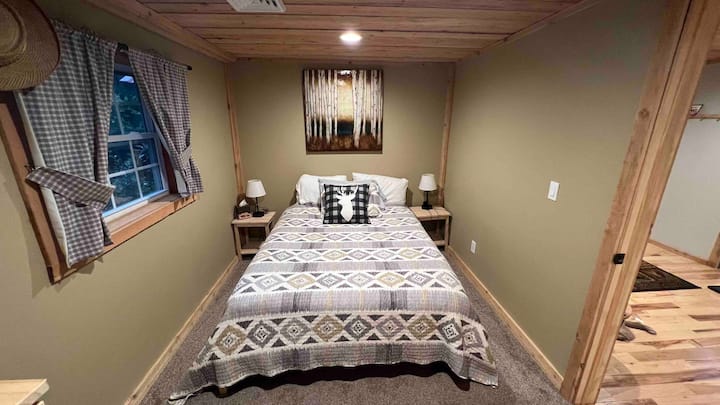 Bedroom 2 (Queen)