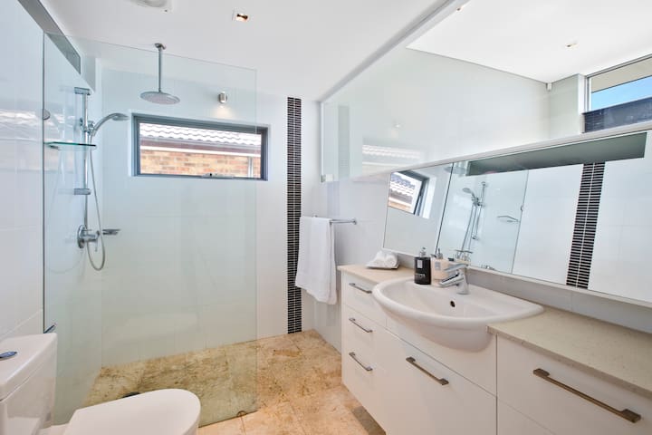 Luxury Oceanview Penthouse Dee Why Beach gallery image 2