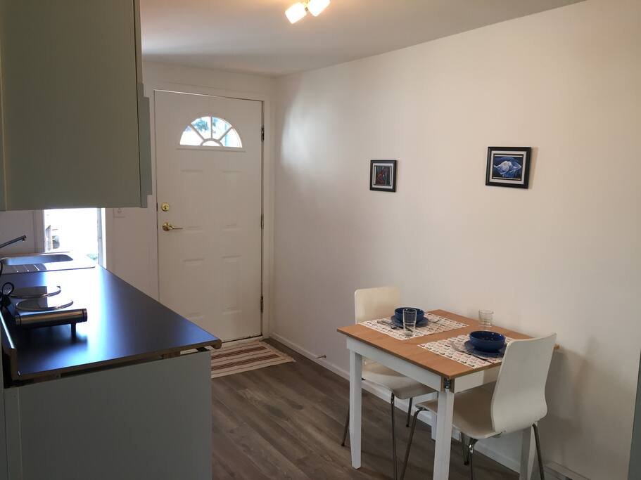Dinette area - additional seating available