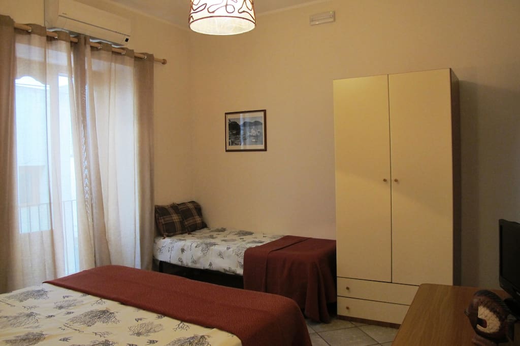 Camera da letto- panoramica- Casa Simone Eolo a Lipari