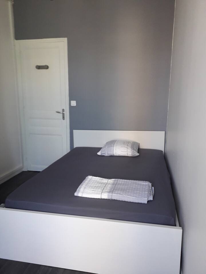 Спалня със 140 см легло 
Изглед към енорийска църква