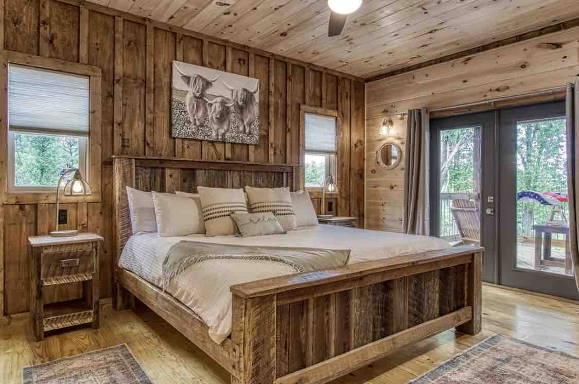 主楼层加大双人床卧室，带套房浴室，可通往露台。 令人惊叹的床是由回收的百年谷仓木材定制的。  我们在所有床上使用羽绒被系统，每次住宿都会清洗。 （无过时且未洗的床罩）