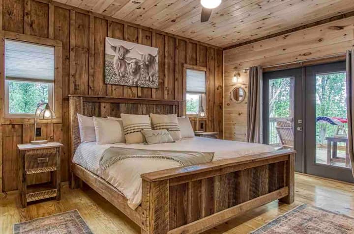 Glavni kat, spavaća soba s bračnim krevetom, kupaonica u sobi, izlaz na terasu. Predivni kreveti izrađeni su po mjeri od obnovljenog drva koje je bilo dio staje stare stotinu godina.  Na svim krevetima imamo poplun koji se pere nakon svake rezervacije. (bez zastarjelih i neopranih prekrivača za krevet)