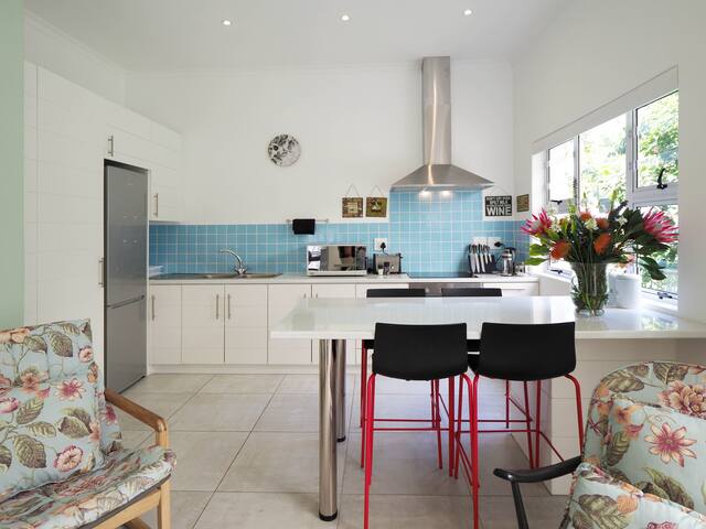 Waterland Lodge – Hibiscus Cottage gallery image 4