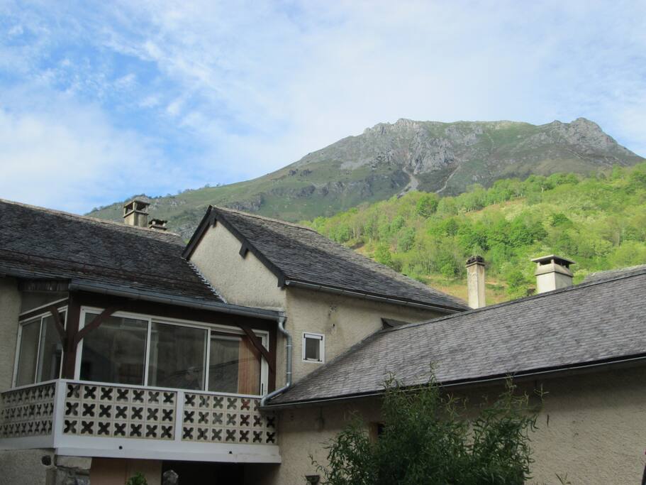 la maison avec l'Ourdinse derrière