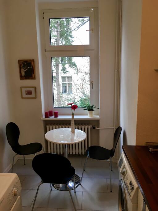 Sitzplätze für bis zu 4 Personen mit Blick auf den grünen Innenhof.