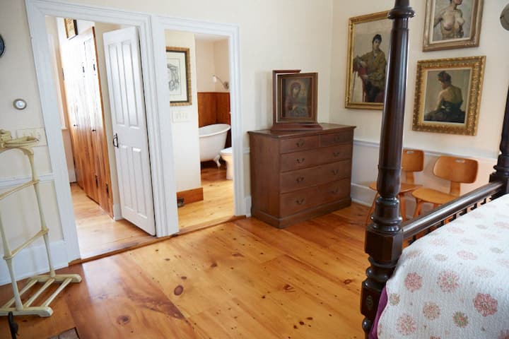 غرفة النوم الرئيسية.