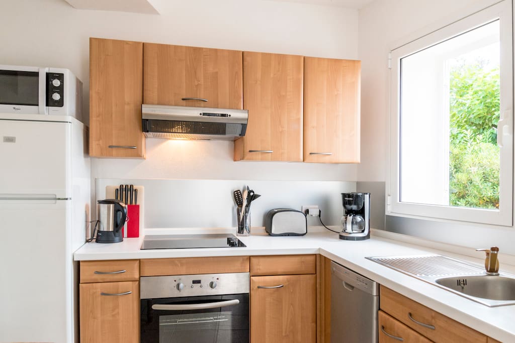 cuisine équipée avec four, frigo-congelateur, cafetière à filtre, grille pain, bouilloire, lave vaisselle et micro onde