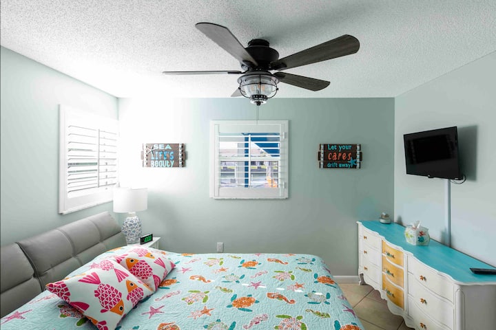 主卧配备加大双人床、中等硬床垫和竹阁楼枕头，让您睡个好觉。 