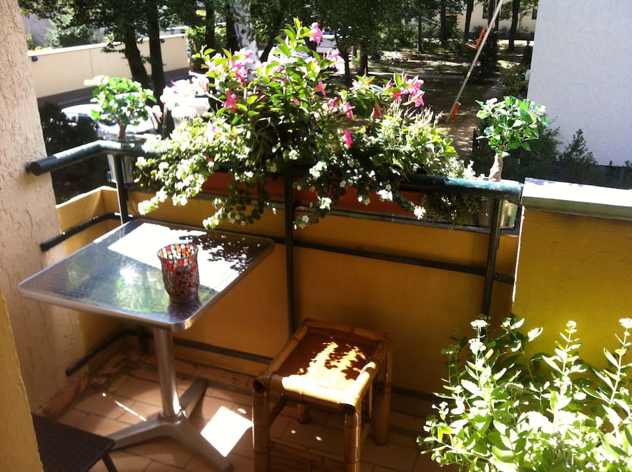gemütlicher kleiner Balkon, Sonneseite
