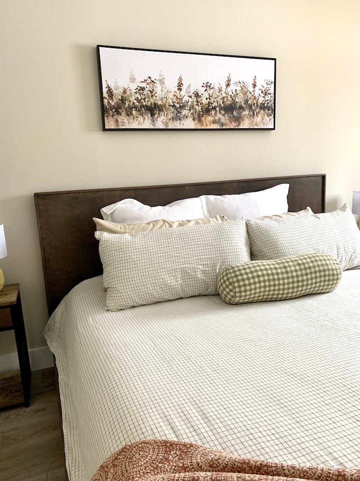 Sleep in the comfort of a Tempur-Pedic Cloud king size bed.