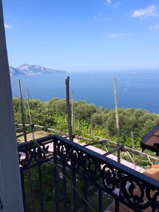 vista su Capri dal balcone