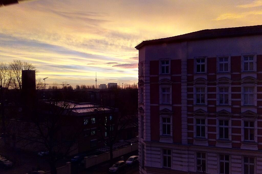 I pity you if you´ll ever need to get up that early to get a glace at the morning sky, but you can always use instagramfilters on a later picture to make it look cool like this one
