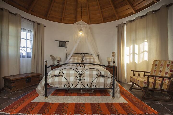 Dormitorio. Techos de madera y aire romántico