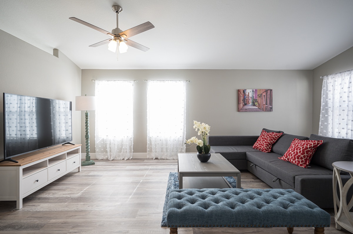 غرفة معيشة كاملة الحجم مع تلفزيون ذكي وأريكة نوم!