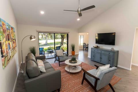 Top Airbnb: Bright & Airy Condo in Palm Desert