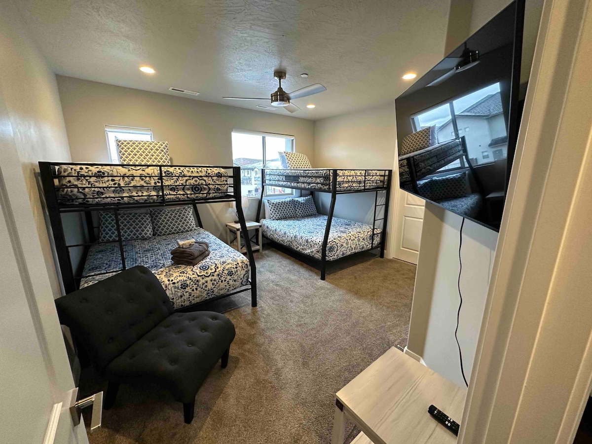 Rangi za ukubwa wa Malkia, vilele vya ukubwa kamili, bafu la Jack na Jill na beseni la kuogea, na xbox.